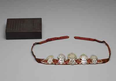 图片[2]-Mother-of-pearl five-Buddha headband with a wooden box, presented to the Qing court in 1792 from the Gurkha Kingdom, Qing dynasty, 18th c., Tibetan work (Originally from the Tashilhunpo Monastery in Shigatse)-China Archive